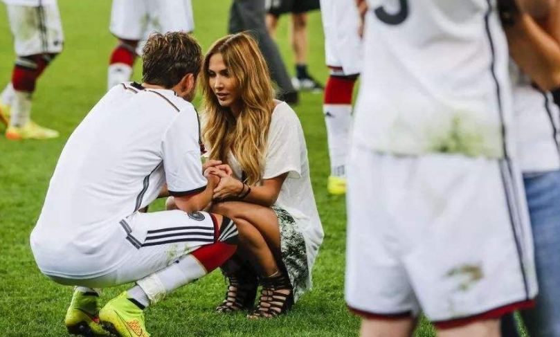 赛地聚焦——荷甲清晨热度飙升；里尔复出首秀；话题不断；团队化学反应显著的简单介绍