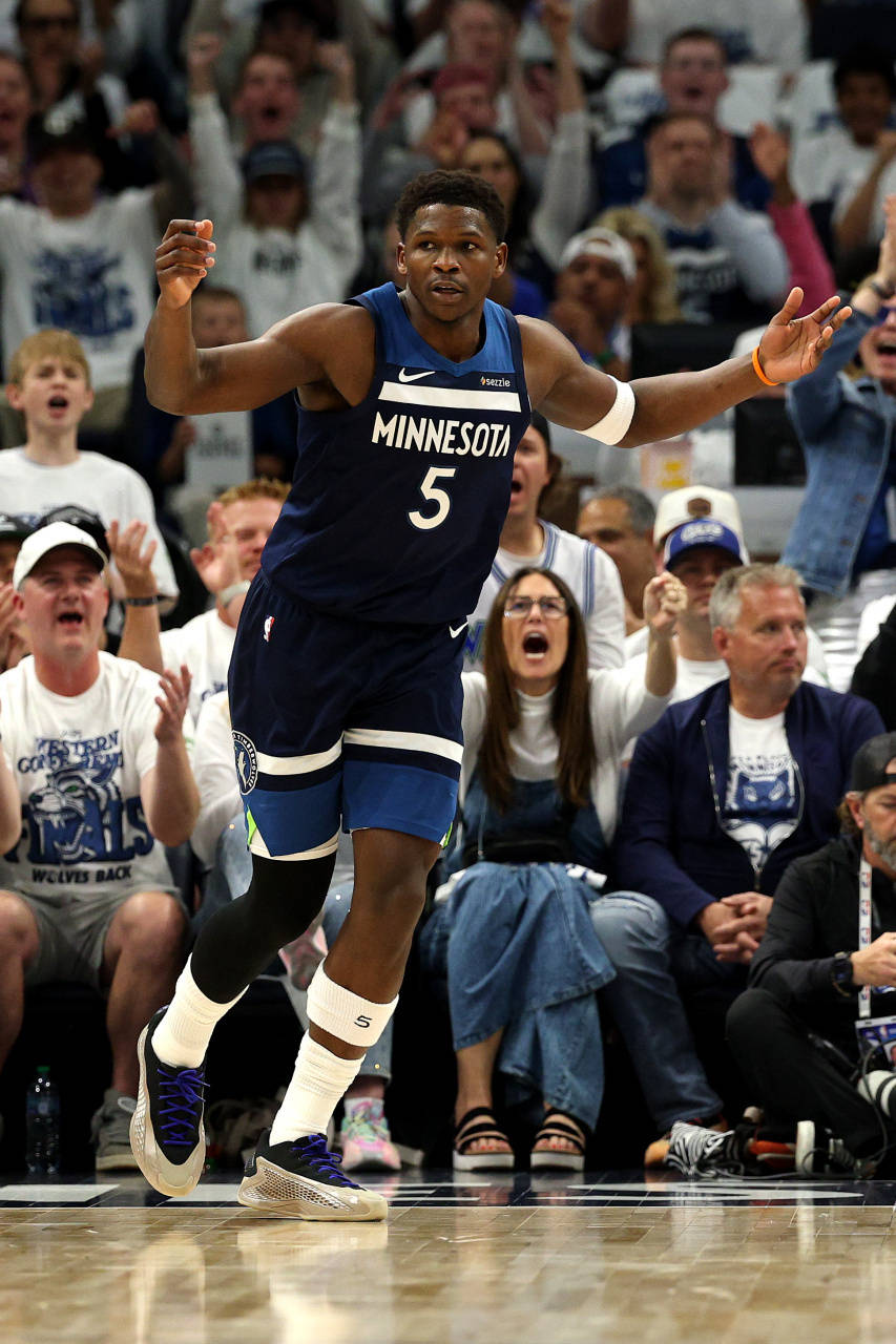 包含明尼苏达森林狼训练开放日，加时末段远射贴柱引欢呼，NBA常规赛在即，轮换策略成焦点的词条