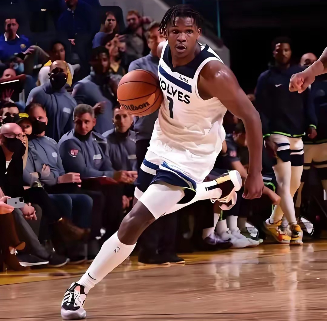 包含明尼苏达森林狼训练开放日，加时末段远射贴柱引欢呼，NBA常规赛在即，轮换策略成焦点的词条