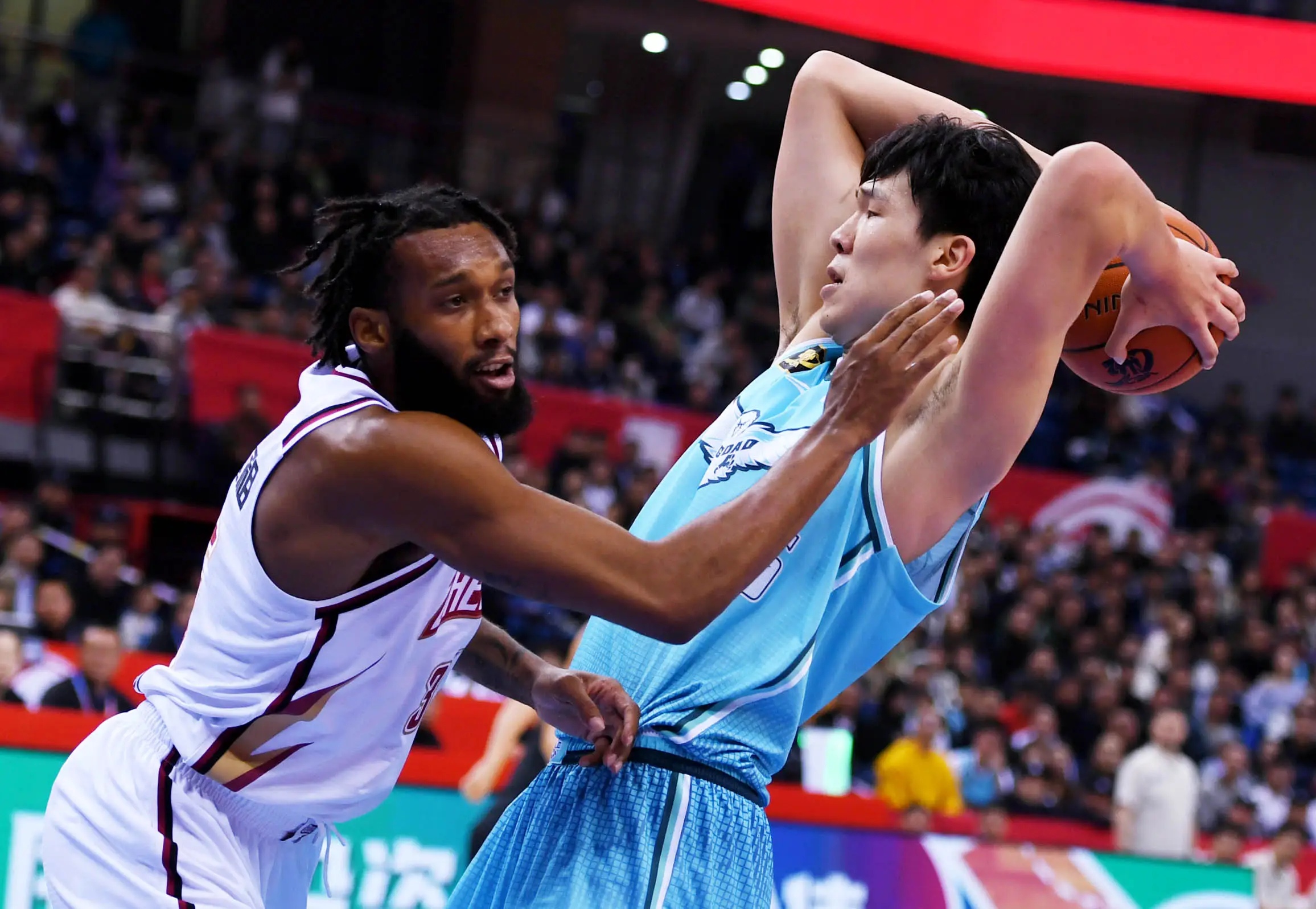 包含赛前夏洛特黄蜂备战CBA常规赛，复出首秀细节曝光，更衣室稳定，轮换策略成焦点的词条