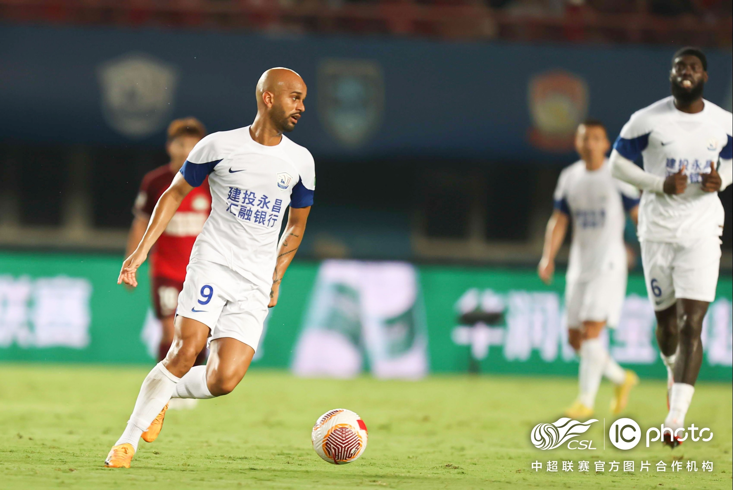 不屈法兰西是什么梗